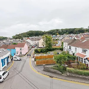 3-bed In With Free Parking & Sea Views Apartment