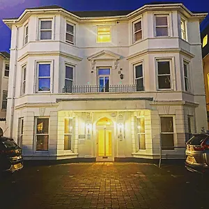 luxury-2-beds-apartment-by-the-sea.tophotelsbath.com/