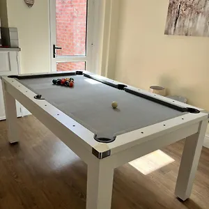 4 Bedroom, Sleeps 8, 30 Seconds From Beach, Games Table Holiday home