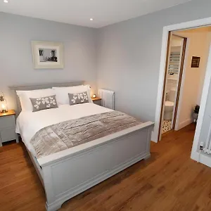 Tucked Away, Access Sleeps 4 Apartment