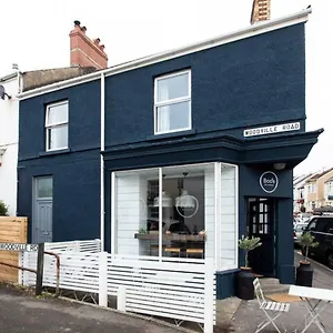 Beautiful Two Bed Flat - With Parking Space Holiday home